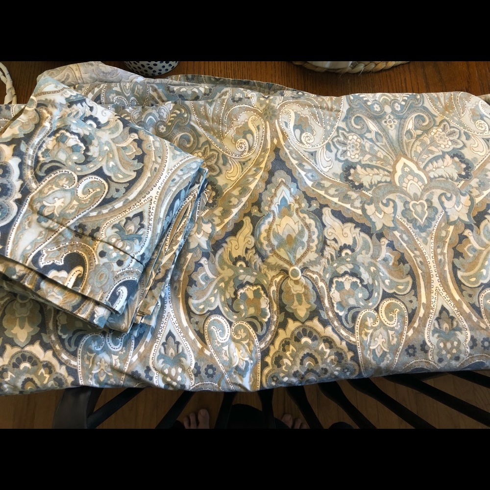 Pottery barn king duvet cover and 3 euro shams